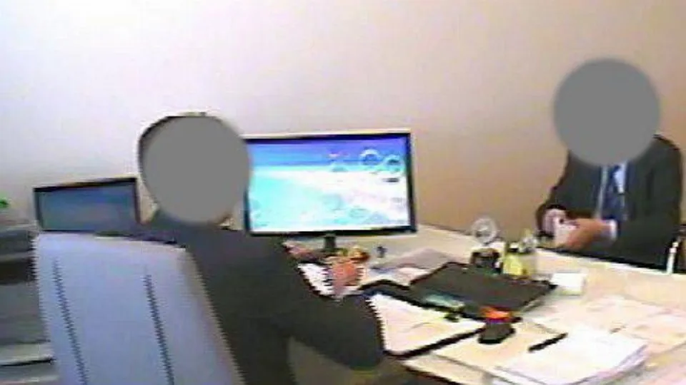 lo scambio del denaro immortalato dai carabinieri
