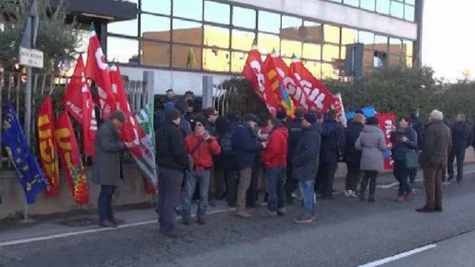 la mobilitazione davanti a Start 
