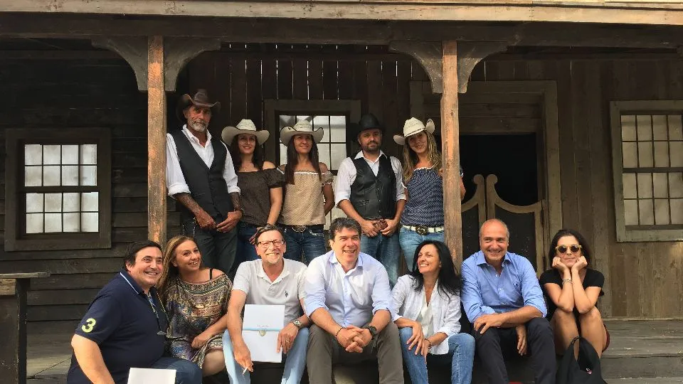 foto di gruppo di fronte al saloon