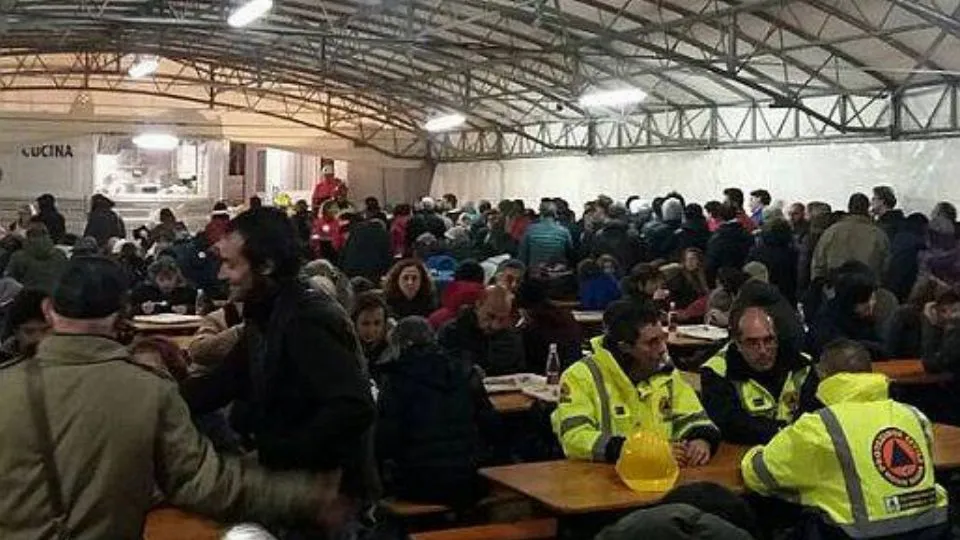 un pasto a Caldarola (dalla pagina facebook di uno dei volontari, Alessandro Donati)