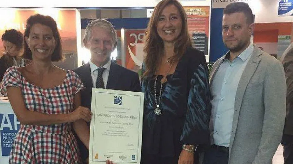 gli assessore ritirano il premio