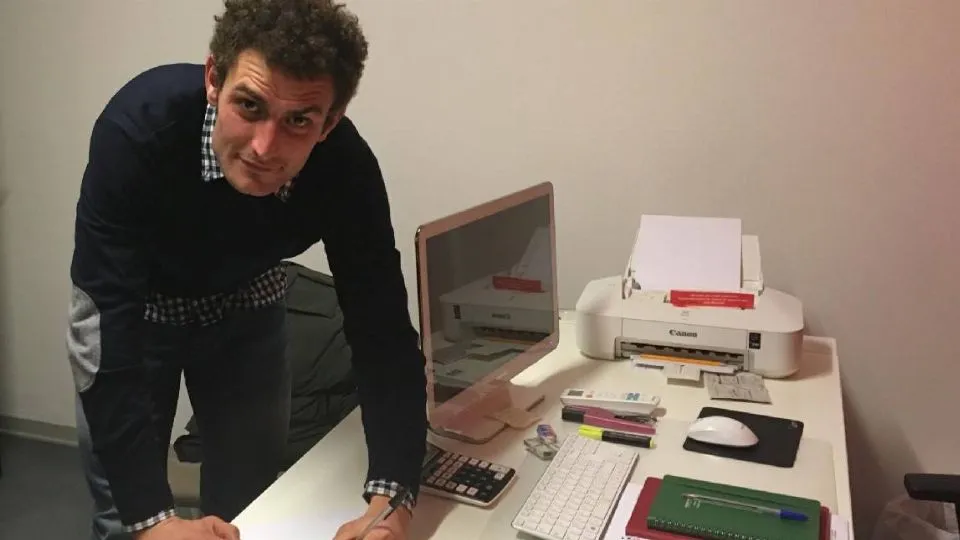 La firma sul contratto di Gabriele Puccio