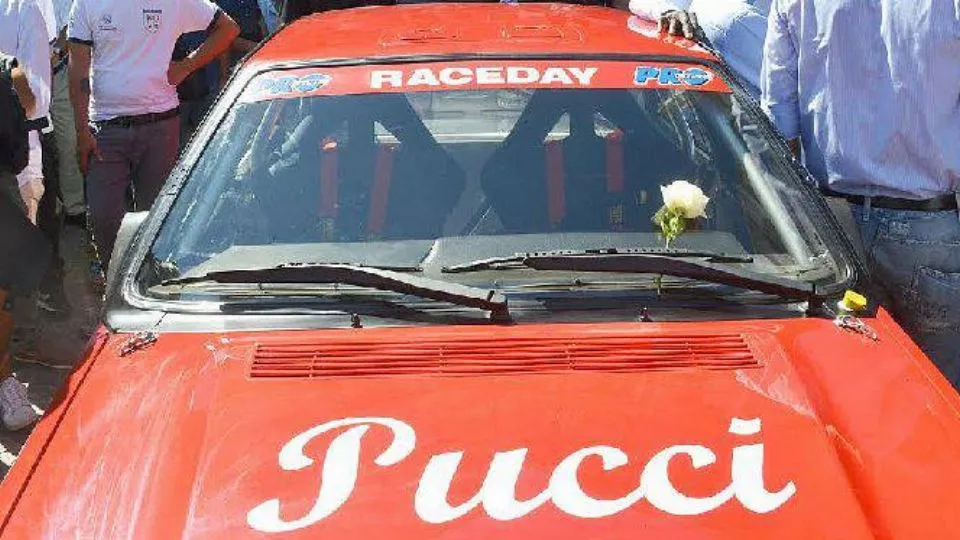 la rosa bianca sul parabrezza della sua Lancia Delta (Adriapress)
