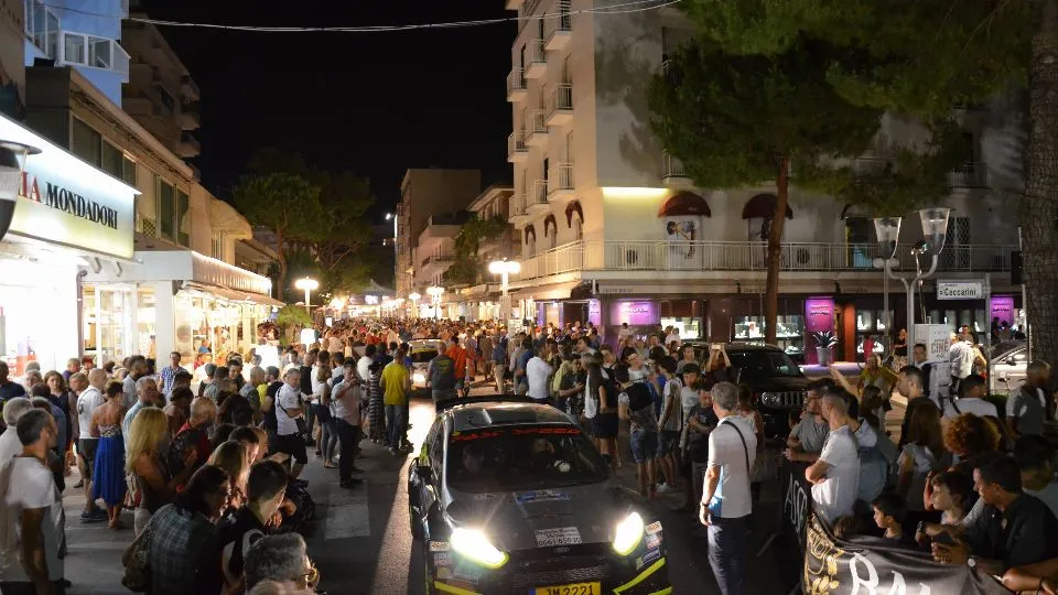 La sfilata degli equipaggi partecipanti al 44° Rally di San Marino