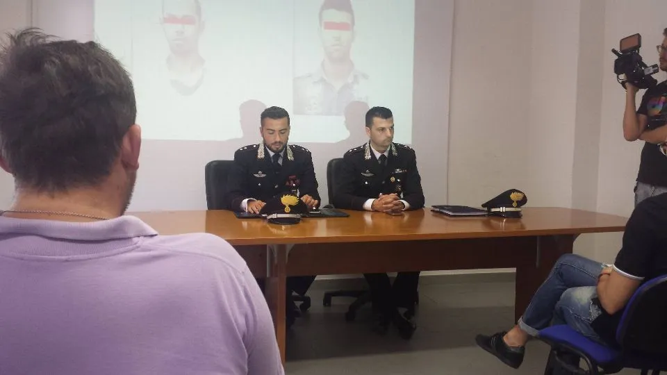 Il tenente di Donna con alle spalle i due fermati
