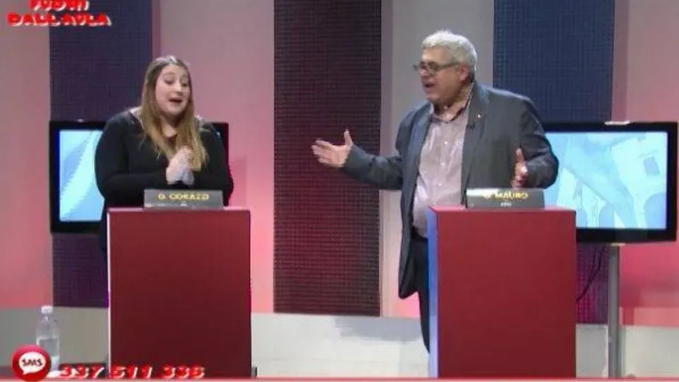 Giulia Corazzi e Gennaro Mauro discutono animatamente