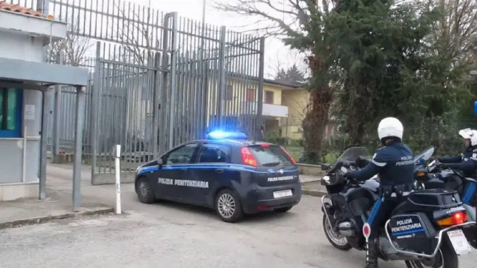 l’arrivo del Gip al carcere (dal video Adriapress)