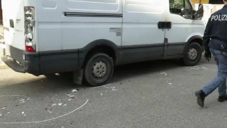 i rilievi di polizia nel luogo dell’aggressione
