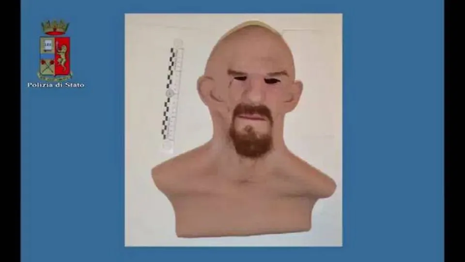 la maschera di gomma utilizzata per la rapina