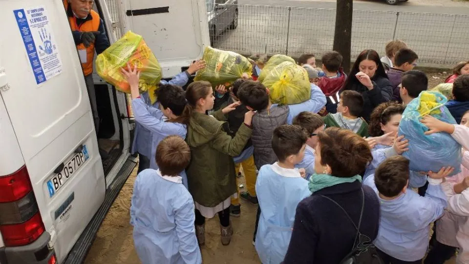 La raccolta della scuola elementare Madre Teresa di Calcutta di Rimini.