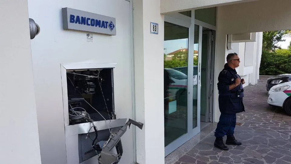 il bancomat distrutto (foto Adriapress)