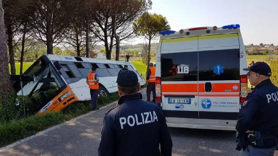 il bus e i soccorsi (Adriapress)
