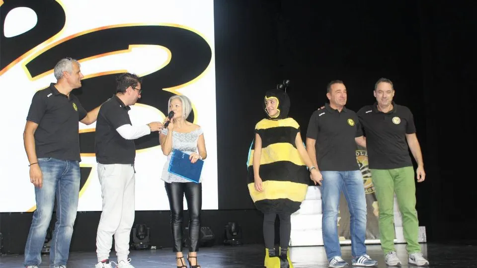 Dirigenti e mascotte del BVOLLEY