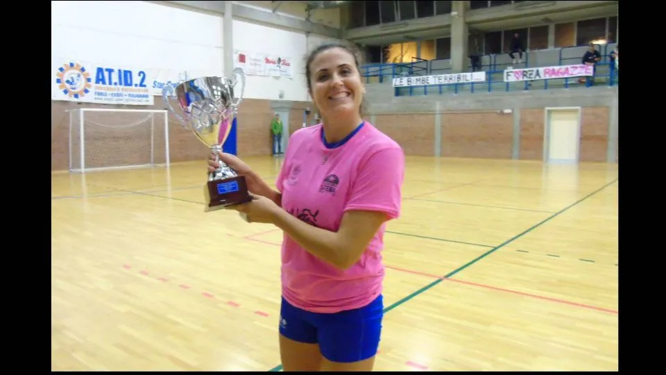 Samanta Giardi riceve la coppa del 1° Premio Torneo Paolini