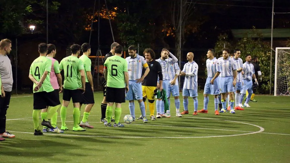 Il saluto tra le due squadre