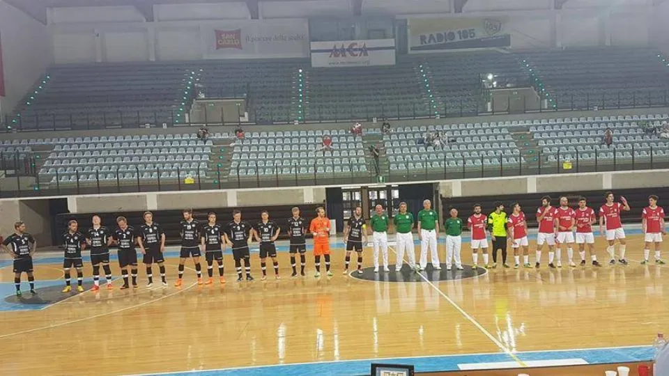 Il saluto iniziale delle due squadre