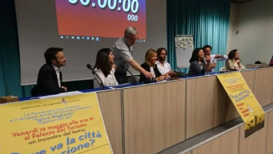 il tavolo coi candidati
