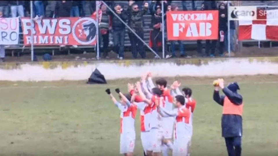 Il saluto finale dei giocatori biancorossi ai tifosi a Cervia