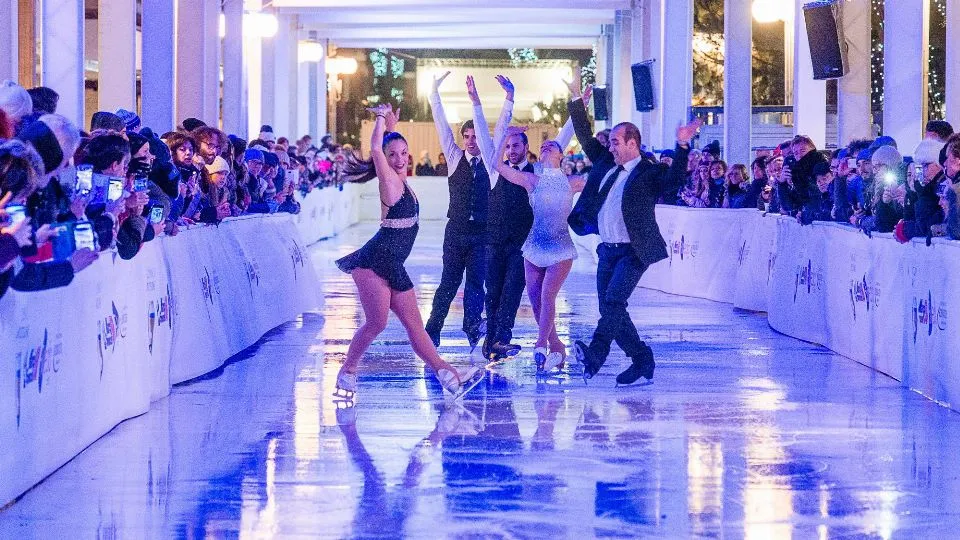 lo spettacolo di inaugurazione della pista su ghiaccio riccionese