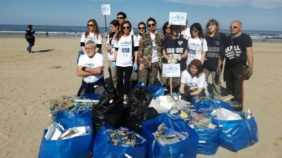 i volontari e il “bottino”
