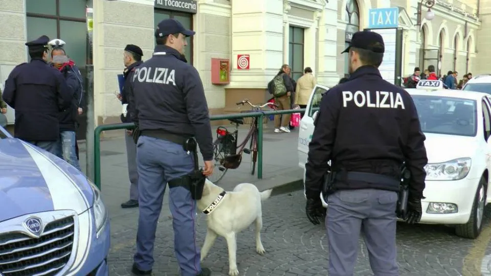 Controlli antidegrado della Polizia. Cane fiuta deposito droga
