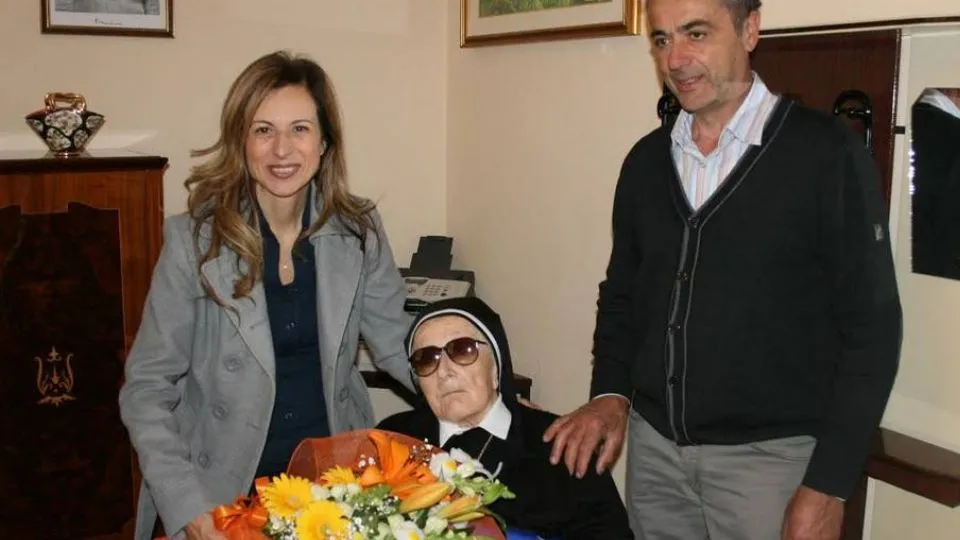 suor Maddalena con sindaco e assessore
