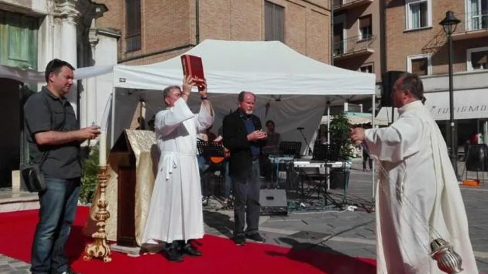 la recente iniziativa della Tenda della Testimonianza
