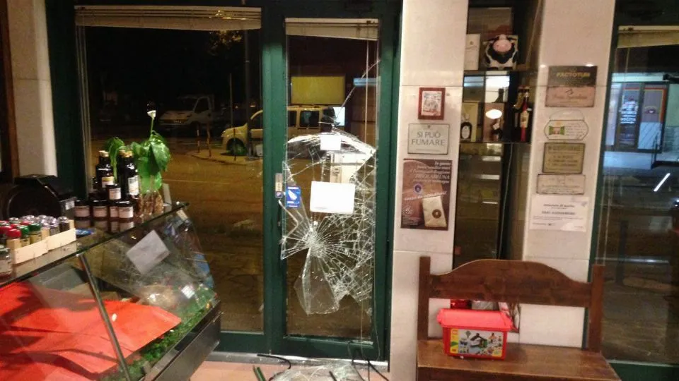 l’interno della macelleria colpita