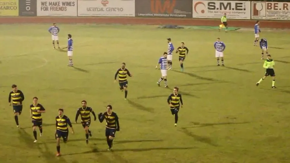 Di Addario e compagni festeggiano il gol del 3-2