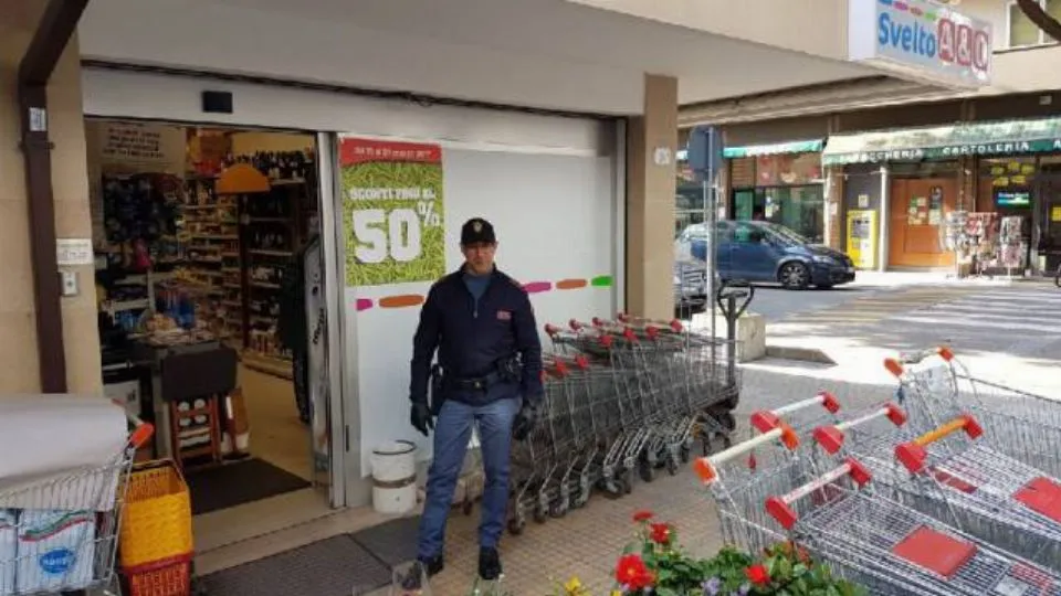 il conad di marina centro dove è avvenuta l’aggressione
