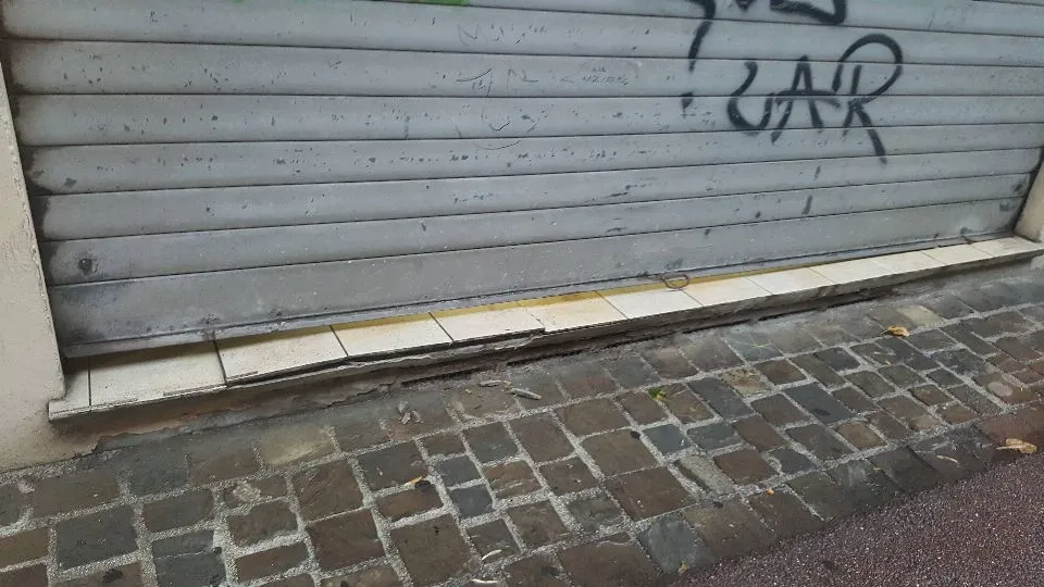 serranda e mattonelle del negozio (foto Mazzarino)