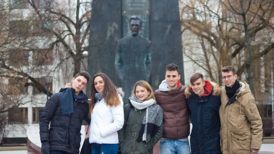 I sei studenti del “Valturio”, Davide Maioli, Ornela Beti, Alessia Tamagnini, Federico Mambelli, Matteo Marchionni e Manuel Ardizio in una piazza in centro a Vilnius