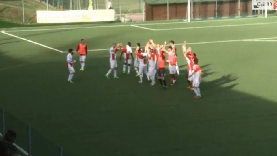 I giocatori biancorossi festeggiano insieme ai tifosi