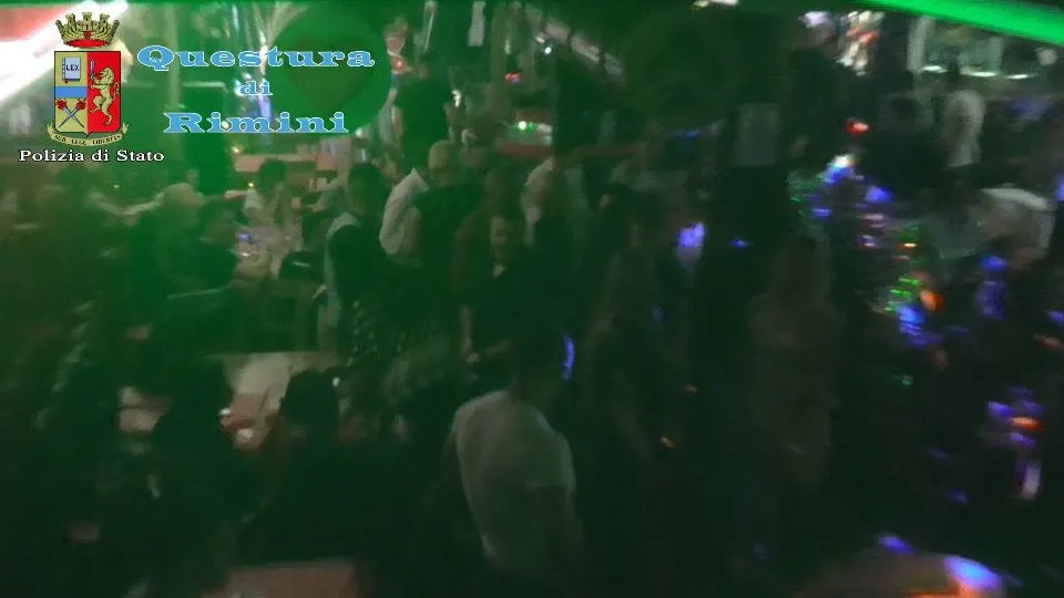 Un momento della festa abusiva