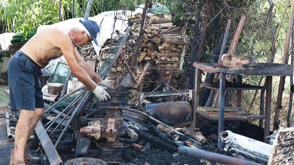 il materiale distrutto  al campo Don Pippo (Adriapress)
