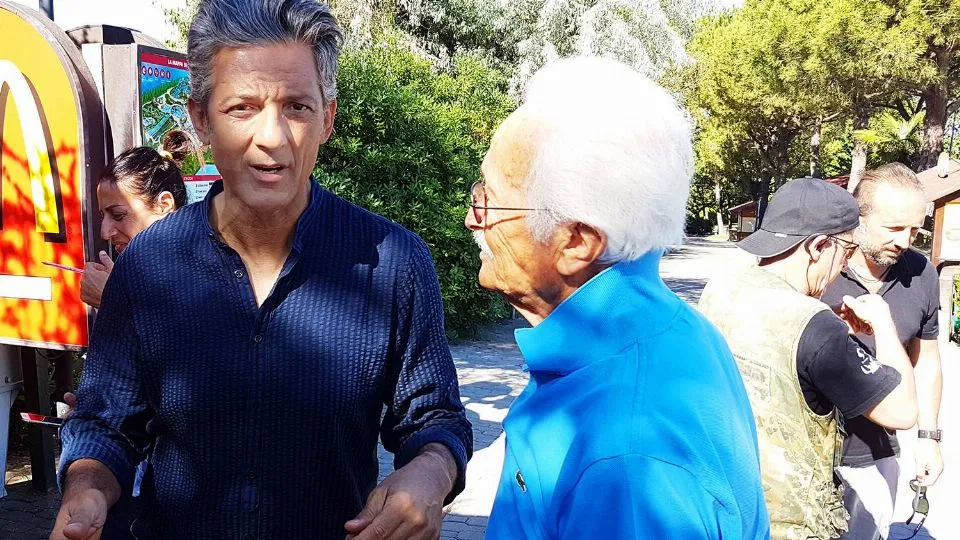 Fiorello nel parco di Aquafan testimonial della campagna plastic-free