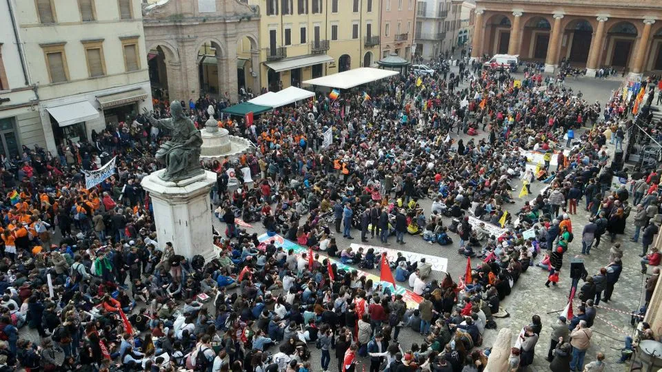 la piazza gremita
