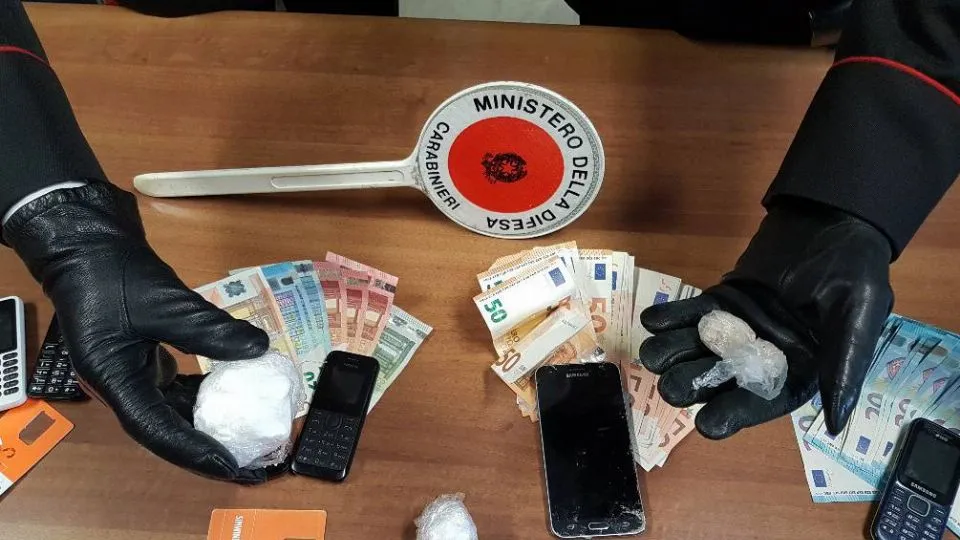 i soldi e la droga sequestrati

