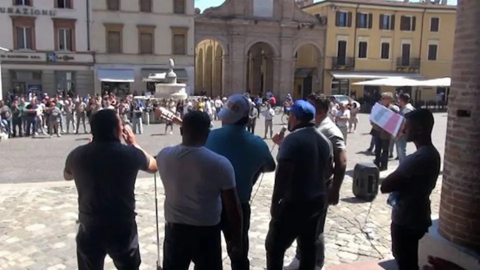 la manifestazione in piazza dei sinti del maggio del 20\7