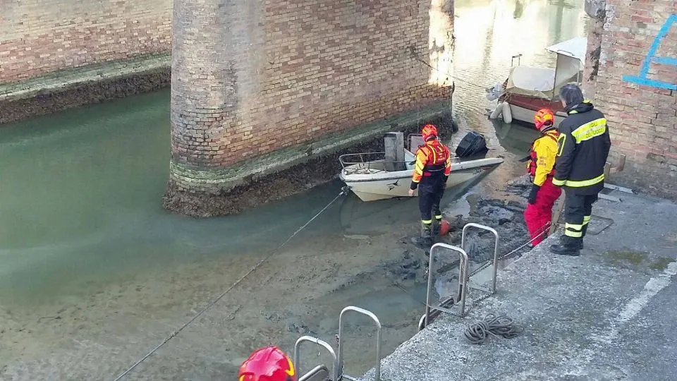 i vigili del fuoco al lavoro per il recupero