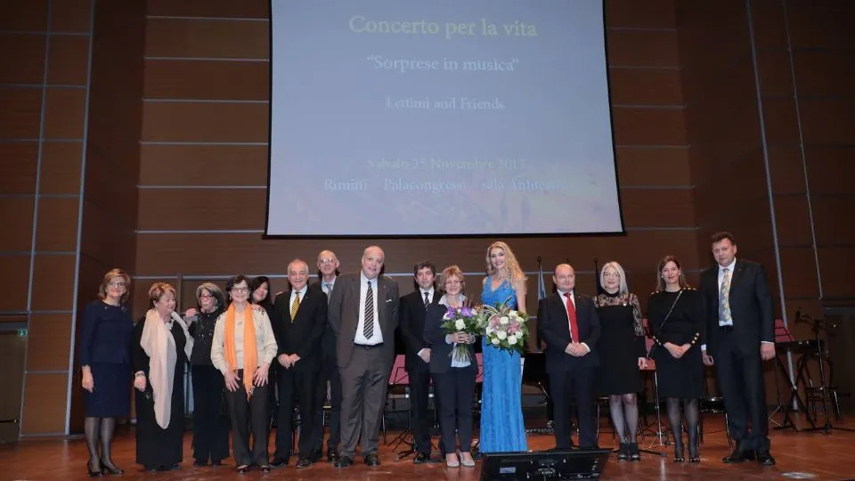 foto di gruppo, al centro la professoressa Cattaneo
