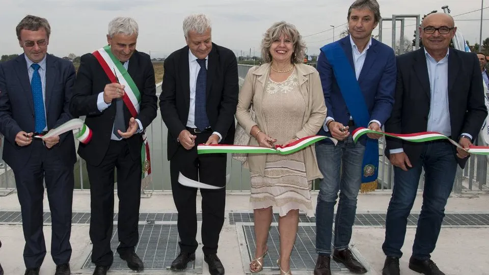 il taglio del nastro(foto Cesari)