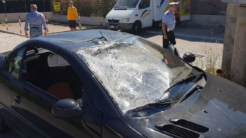 l’auto dopo lo scontro (Adriapress)

