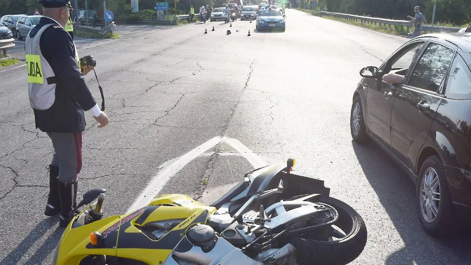 la moto riversa sull’asfalto (Adriapress)