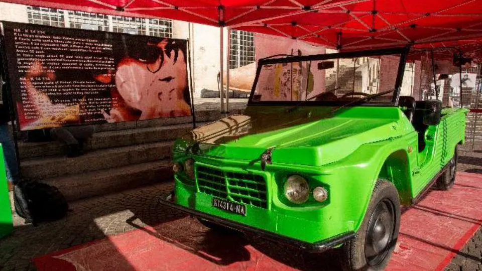 la mehari di Siani in piazza Cavour