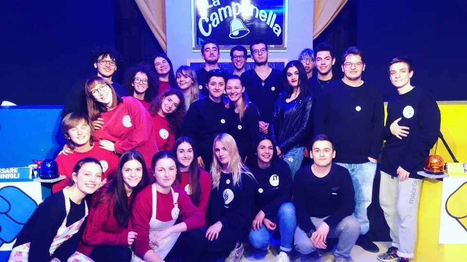 Le due squadre insieme prima dell’inizio della sfida
