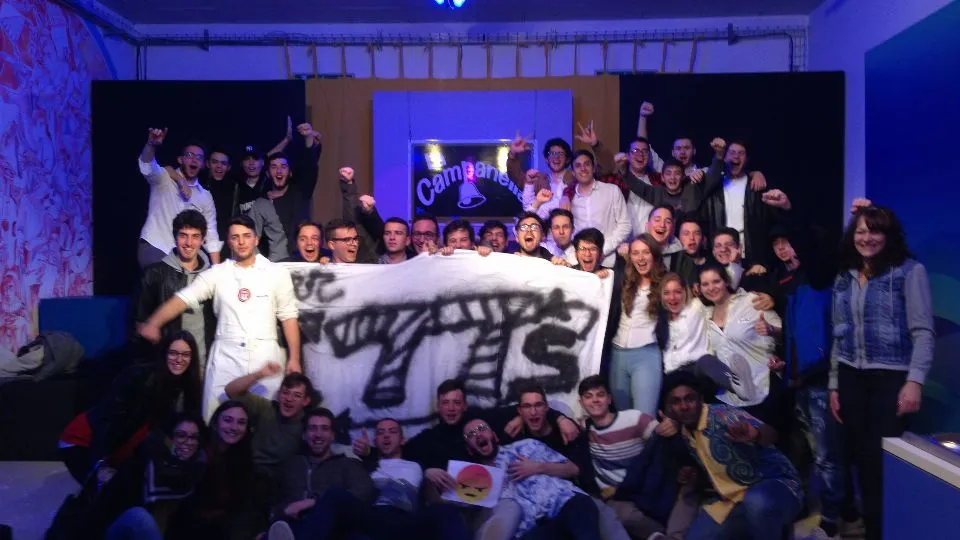 La squadra del Belluzzi-da Vinci festeggia la vittoria insieme ai “tifosi”
