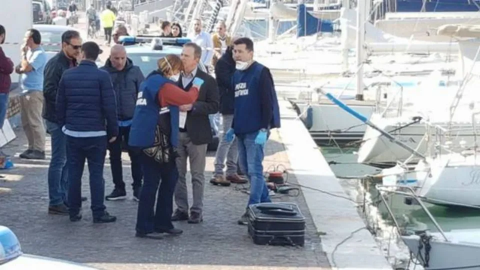 il trolley con il cadavere sulla banchina del porto di Rimini
