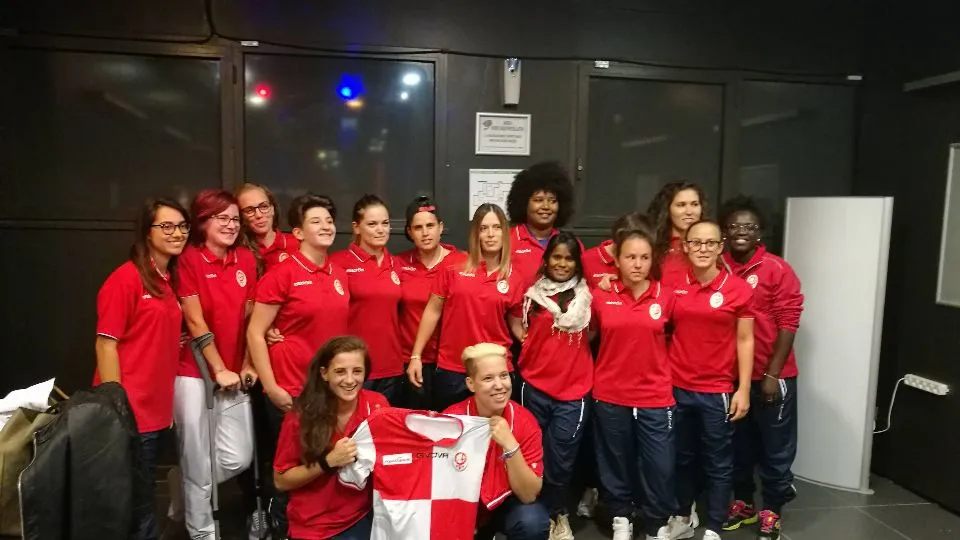 La Femminile Rimini mostra la maglia a scacchi
