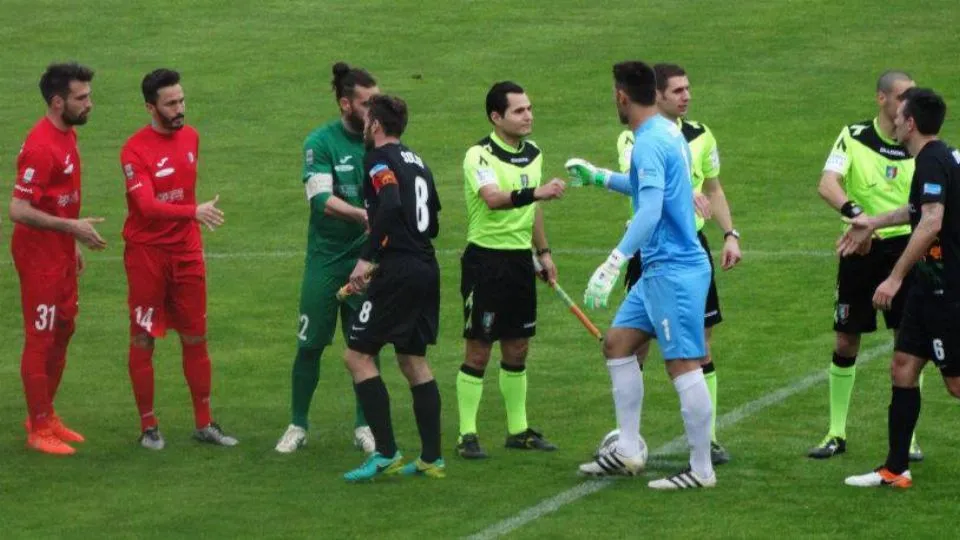 Il saluto iniziale delle due squadre
